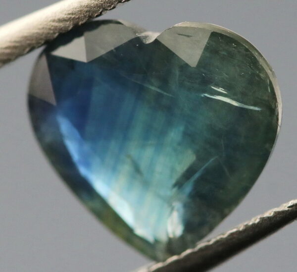 Heart cut! 1.25ct bue green Sapphire