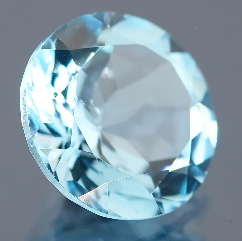Glittering 4.31ct 10mm sky blue Topaz solitaire