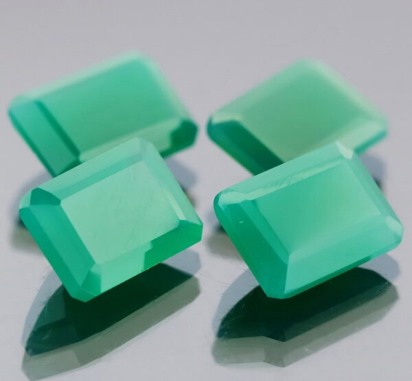 Breath taking 28.10ct mint green Botswana Agate set