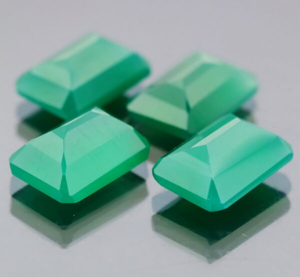 Breath taking 28.10ct mint green Botswana Agate set