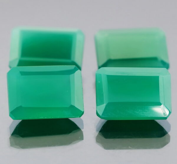 Breath taking 28.10ct mint green Botswana Agate set