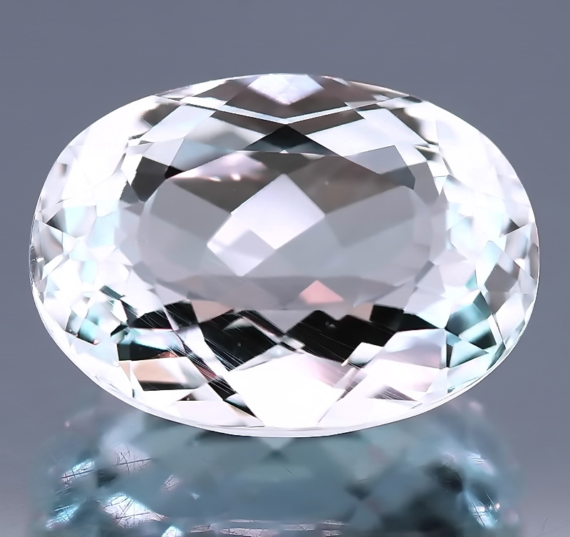 Outstanding 24.85ct VS diamond white and blue Topaz