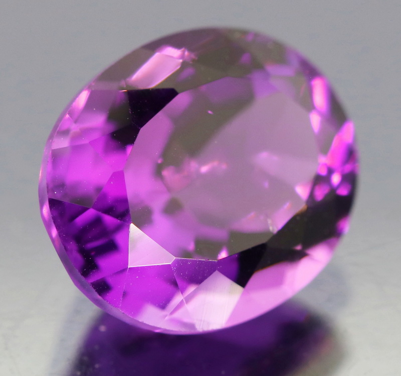 Glittering oval cut 4.87ct violet VS Amethyst