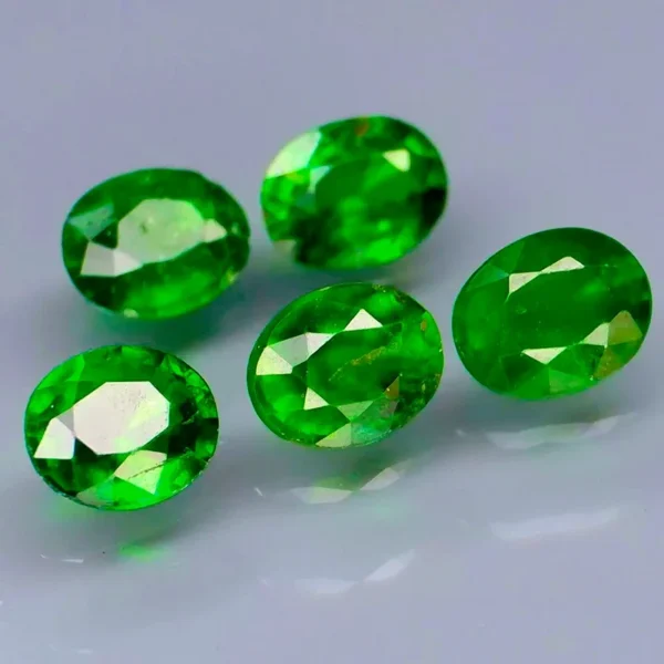 Exciting 1.57ct untreated chrome green Tsavorite set