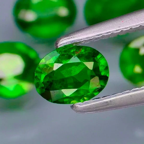 Exciting 1.57ct untreated chrome green Tsavorite set