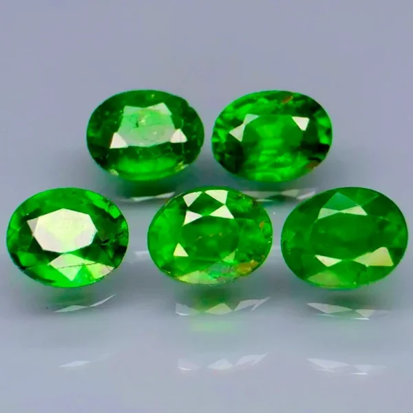 Exciting 1.57ct untreated chrome green Tsavorite set