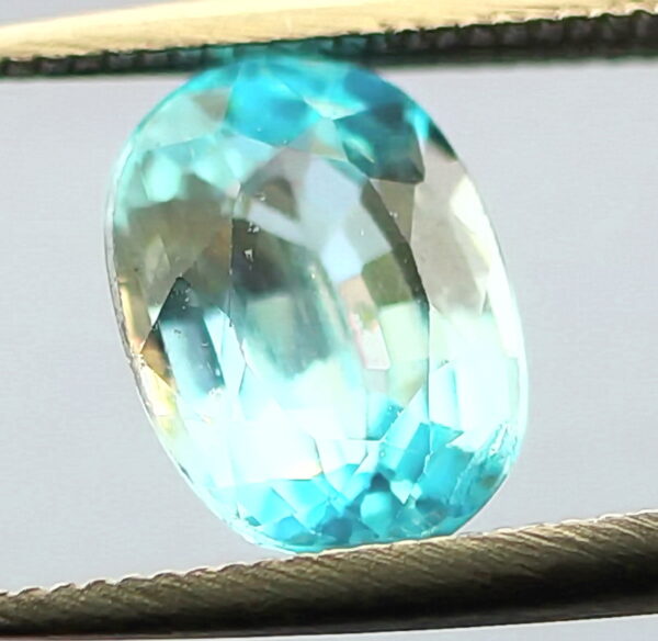 Glittering 1.91ct diamond luster blue Zircon