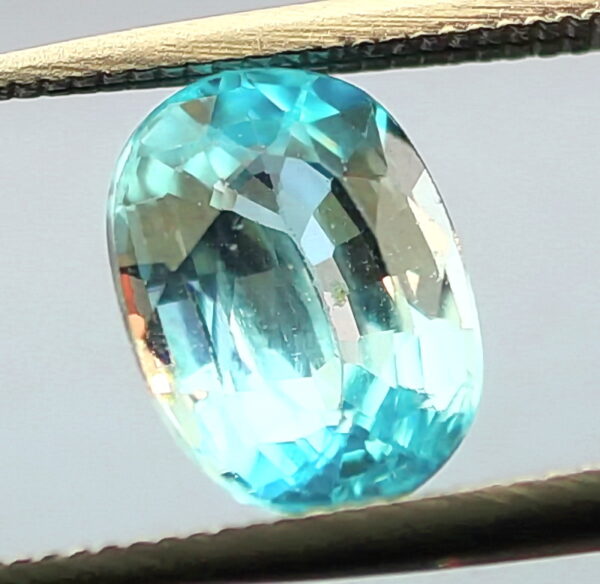 Glittering 1.91ct diamond luster blue Zircon