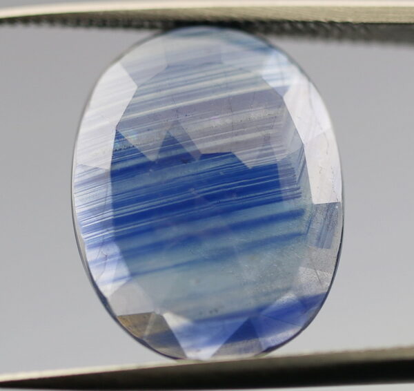 Pendant cut 3.79ct striated Sapphire!