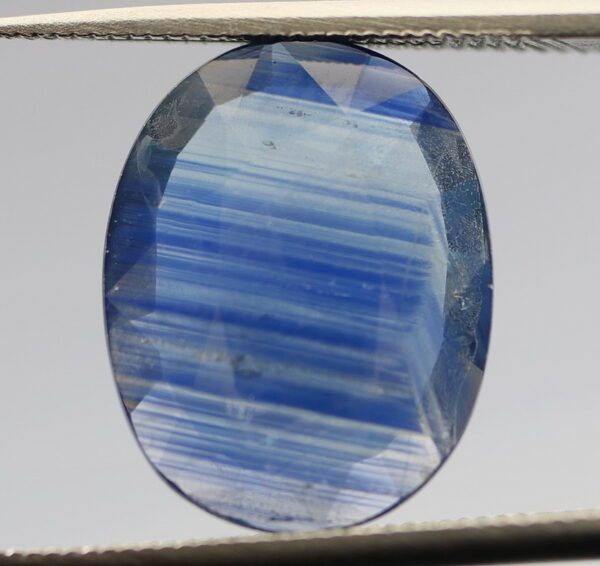 Pendant cut 3.79ct striated Sapphire!